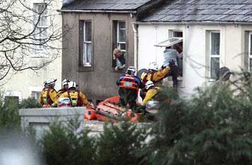 Σοβαρά προβλήματα στη Βρετανία εξαιτίας των σφοδρών βροχοπτώσεων