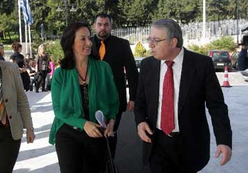 Στα ΑΕΙ με εξετάσεις και βαθμό εθνικού απολυτηρίου προτείνει η επιτροπή Μπαμπινιώτη