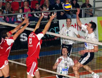 Η ΕΑΠ πέρασε νικηφόρα από τη Σύρο, αλλά ο Φοίνικας διαμαρτύρεται για τη διαιτησία