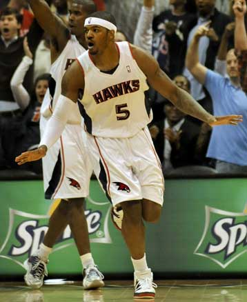 Νέα νίκη για τους Χοκς με «μπάζερ μπίτερ» και νέα 40άρα από ΛεΜπρόν Τζέιμς