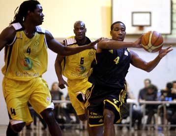 Πρώτη νίκη του Αρη στο πρωτάθλημα με 67-65 στην έδρα του Ηλυσιακού