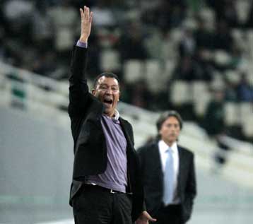 Παράπονα Τεν Κάτε για τη διαιτησία, «τους κοιτάξαμε στα μάτια» είπε ο Βλάχος