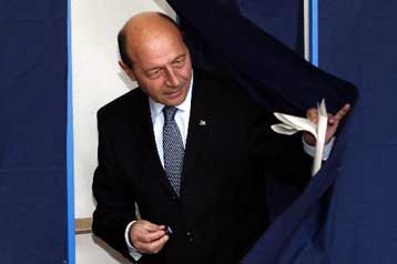Με προβάδισμα Μπασέσκου οδεύει η Ρουμανία σε δεύτερο γύρο προεδρικών εκλογών