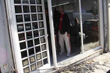 Επιθέσεις με χειροβομβίδα και μολότοφ σε δύο κομμωτήρια στην Αττική