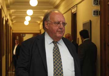 Υποβαθμίζει η κυβέρνηση τις παρατηρήσεις Πάγκαλου προς το οικονομικό επιτελείο