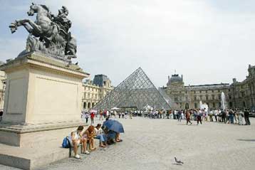 Δυο αγάλματα από το Μουσείο του Λούβρου ζητεί ο δήμος της Σμύρνης