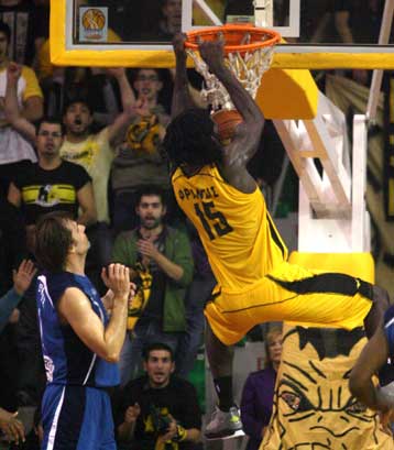 Έσπασε το… ρόδι η ΑΕΚ, νικώντας 78-73 την Καβάλα