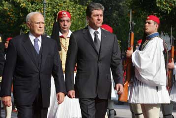 Διπλό μήνυμα Κάρολου Παπούλια με αποδέκτες Αγκυρα και Σκόπια