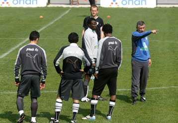 Ο Σάντος θέτει σε… επιφυλακή τους παίκτες του ΠΑΟΚ ενόψει ΑΕΚ