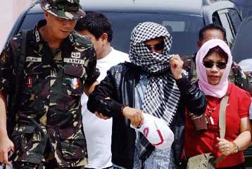 Παραδόθηκε ο βασικός ύποπτος για τη σφαγή στις Φιλιππίνες