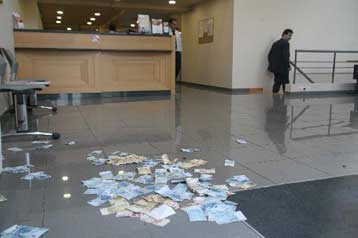 Τρεις ένοπλες ληστείες τραπεζών με πανομοιότυπο τρόπο