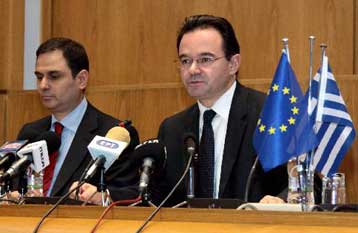 Συντονισμένη απάντηση απέναντι στις κερδοσκοπικές πιέσεις αναζητεί η κυβέρνηση