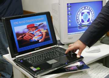 Μπαράζ συλλήψεων ανά την Ελλάδα για συμμετοχή σε κύκλωμα παιδικής πορνογραφίας