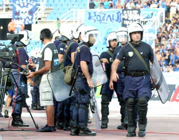 «Πιο αυστηρή αστυνομία» η λύση του Μιχάλη Χρυσοχοΐδη για τη βία στα γήπεδα