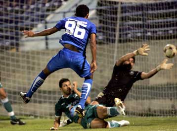 Ο Εθνικός νίκησε 2-0 τη Ρόδο και παρέμεινε δυνατά στο «κυνήγι» της Κέρκυρας