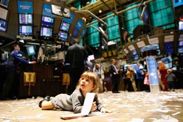 «Συνήλθαν» οι αγορές της Ευρώπης την Παρασκευή, καθυστερημένη πτώση για τη Γουόλ