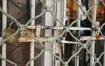 Περικοπές-δανεισμός-απολύσεις, το τρίπτυχο των επιχειρήσεων για να αντέξουν την κρίση