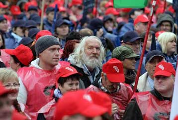 Αυξήσεις στους μισθούς και μείωση των ορίων συνταξιοδότησης ζητούν οι Σλοβένοι