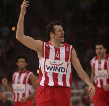 «Ερυθρόλευκο» και το μπασκετικό ντέρμπι, 87-76