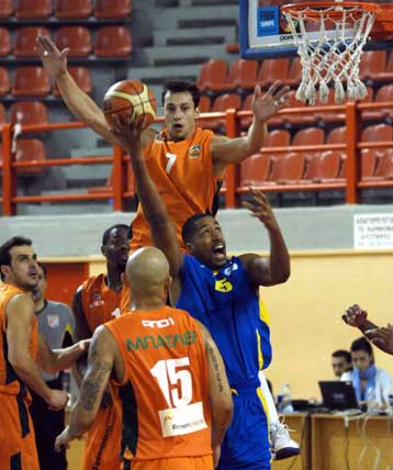 Ανάσανε η Ολύμπια με τη νίκη επί του Περιστερίου με 73-67