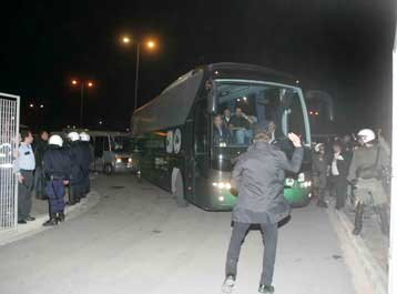 Με μία ώρα καθυστέρηση άρχισε το ντέρμπι λόγω επεισοδίων