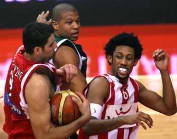 Με MVP τον Παπαλουκά ο Ολυμπιακό εγκλώβισε τον Παναθηναϊκό