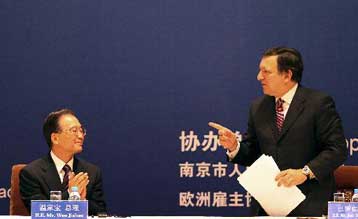 Όλο και πιο επείγουσα η σινο-ευρωπαϊκή συνεργασία, συμφώνησαν Τζιαμπάο-Μπαρόζο