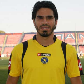 Στα «βυσσινί» ετοιμάζεται να ντύσει η Λάρισα τον Φλάβιο Πϊντο