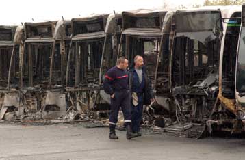Τα γκέτο βασιλεύουν στα προάστια του Παρισιού, τέσσερα χρόνια μετά τις ταραχές