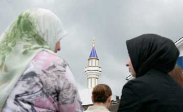 Συνεχίζονται οι αντιδράσεις για την απαγόρευση των μιναρέδων στην Ελβετία