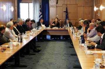 Έλυσαν προσωρινά τα μπλόκα τους οι ροδακινοπαραγωγοί