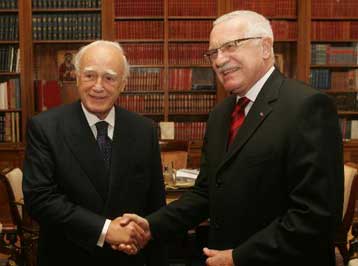 Στην Πράγα ο Πρόεδρος της Δημοκρατίας Κάρολος Παπούλιας