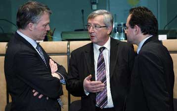 Πιέσεις για πιο αυστηρά μέτρα από τις Βρυξέλλες, αλλά και φως στο τούνελ