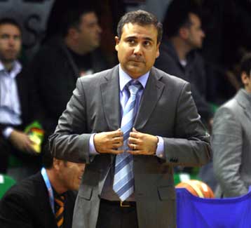 Ο Φλεβαράκης παραμένει στο τιμόνι της ΑΕΚ