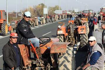 Ανοιξαν τους δρόμους οι ροδακινοπαραγωγοί της Ημαθίας και της Πέλλας