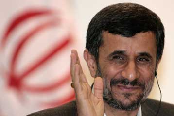 «Θα συνεχίσουμε» λέει ο Αχμαντινετζάντ για το πυρηνικό πρόγραμμα, αψηφώντας τη Δύση