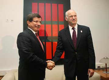 Για στενότερη ελληνοτουρκική συνεργασία δεσμεύονται Παπανδρέου και Νταβούτογλου