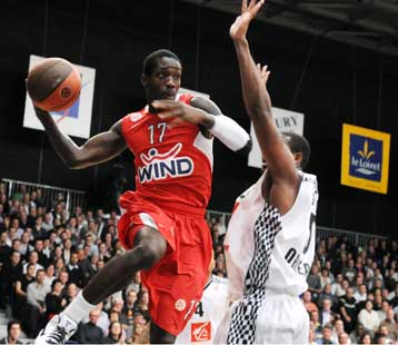 Ο Λίνας έσπασε το… ρόδι για τον Ολυμπιακό και 88-84 την Ορλεάν