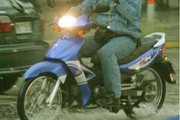 Συζήτηση για το καθεστώς εργασίας των οδηγών δικύκλων ανοίγει η κυβέρνηση