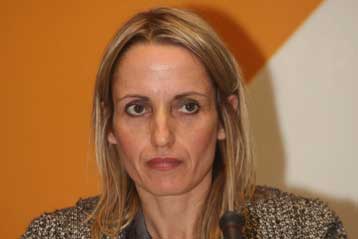 Δεν θα αυξηθεί το ειδικό τέλος ΑΠΕ, διαβεβαιώνει η Τίνα Μπιρμπίλη