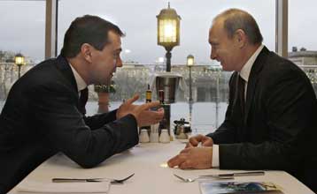 «Μήλον της Έριδος» μεταξύ Πούτιν-Μεντβέντεφ η διεκδίκηση της προεδρίας για το 2012