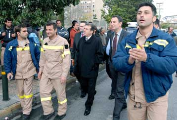 Για μονιμοποίηση των εποχικών πυροσβεστών δεσμεύτηκε ο Μιχάλης Χρυσοχοΐδης