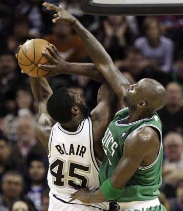 Οι Σέλτικς πέρασαν και από το Σαν Αντόνιο με 90-83