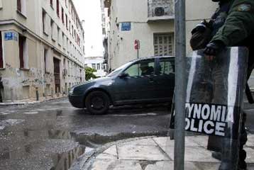 Επίθεση νεαρών σε περιπολίες αστυνομικών στα Εξάρχεια