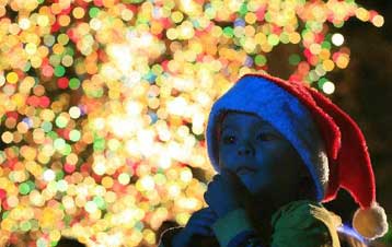 Έλεγχοι στην αγορά μετά τις αναφορές για επικίνδυνα χριστουγεννιάτικα λαμπάκια