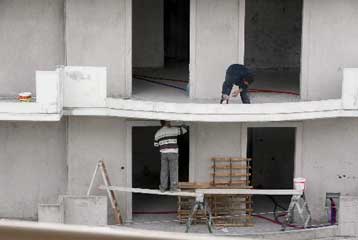 Κατατέθηκε το νομοσχέδιο για το «πάγωμα» των ρυθμίσεων στους ημιυπαίθριους