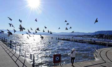 Περιορισμούς στις άδειες παραμονής και εργασίας των ξένων αποφάσισε η Βέρνη