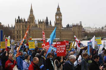 Μεγάλη πορεία διαμαρτυρίας για το κλίμα στο κέντρο του Λονδίνου
