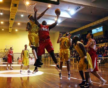 Νίκησε (79-67) αλλά δεν έπεισε ο Ολυμπιακός απέναντι στον μαχητικό Ηλυσιακό