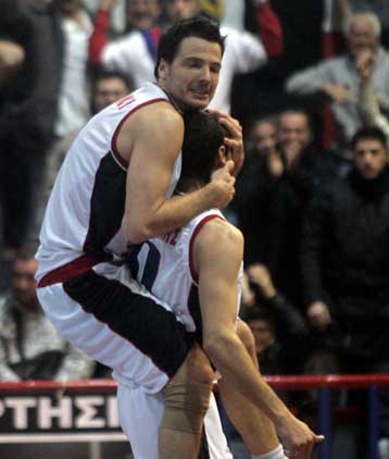 Διά χειρός Καλαμπόκη και… αστοχίας Χατζηβρέττα, ο Πανιώνιος 74-70 τον Αρη